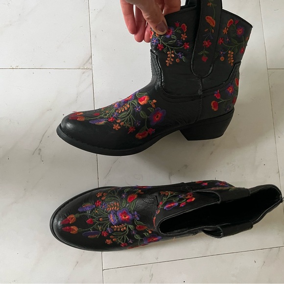 Size 7 - Picture 1 of 2